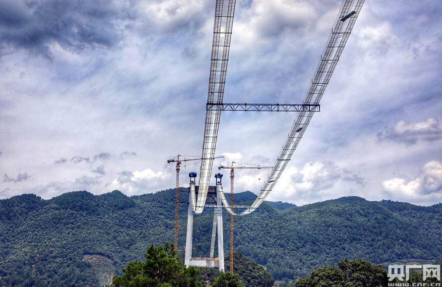 [云贵高原]跨越云贵高原最大人工湖泊 贵州飞龙湖乌江大桥即将钢梁合龙