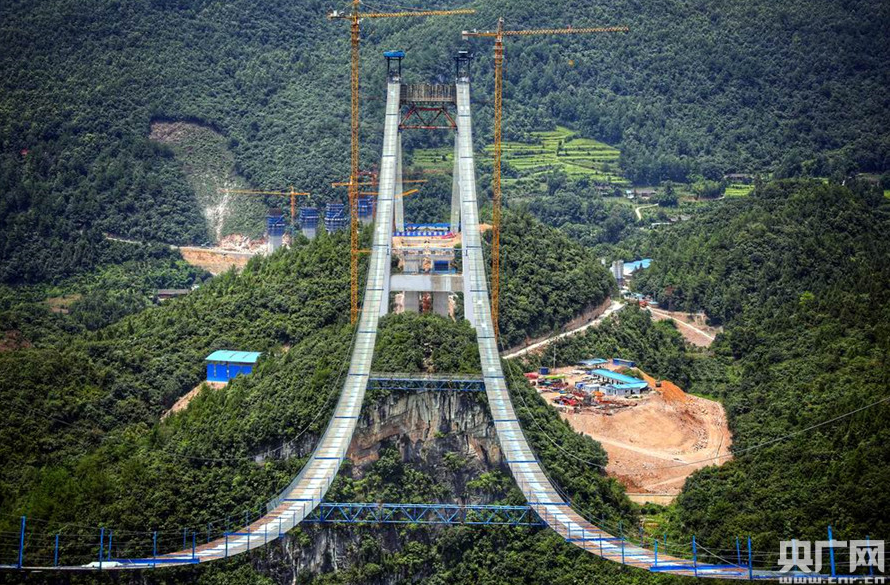 [云贵高原]跨越云贵高原最大人工湖泊 贵州飞龙湖乌江大桥即将钢梁合龙