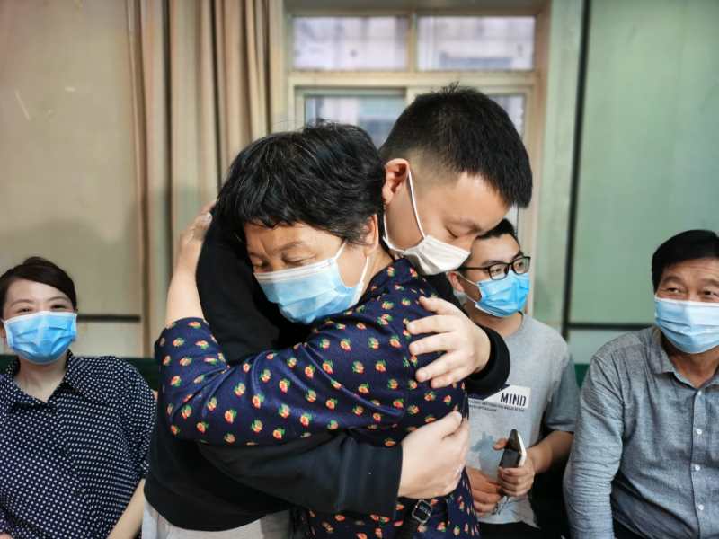 「错换人生」“错换人生28年”的两家人跨省认亲:“好像一切都在做梦”