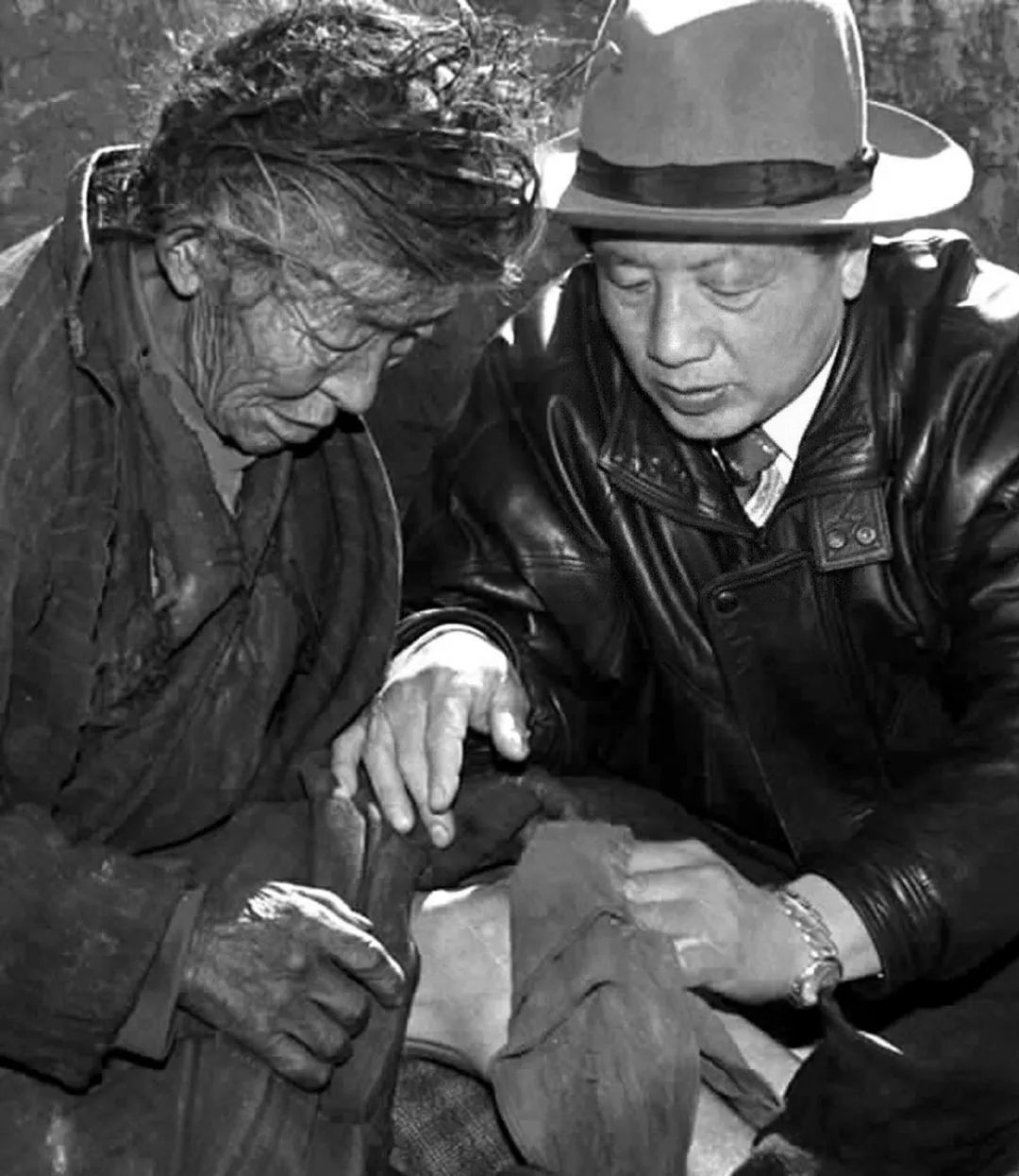 孔繁森（右）在西藏阿里日土县过巴乡看望孤寡老人益西卓玛。新华社发（资料照片）