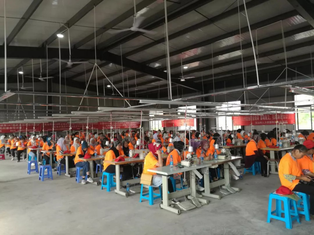 哈电集团出资在茂克村旁建设的扶贫车间——服装加工厂