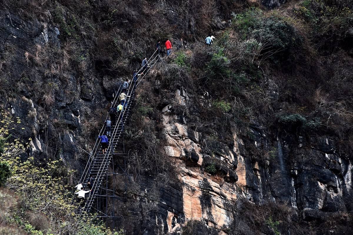 告别告别“悬崖村” 下钢梯上楼梯 “悬崖村”12日起陆续搬迁