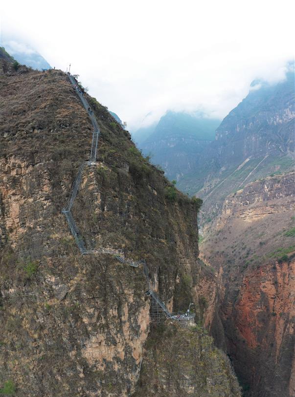 8点见【8点见】深圳半岁女婴被高空坠物砸至头骨骨折
