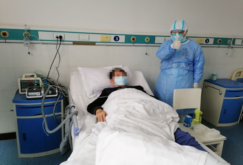 内蒙古援鄂第一医疗队队员在隔离病区内工作