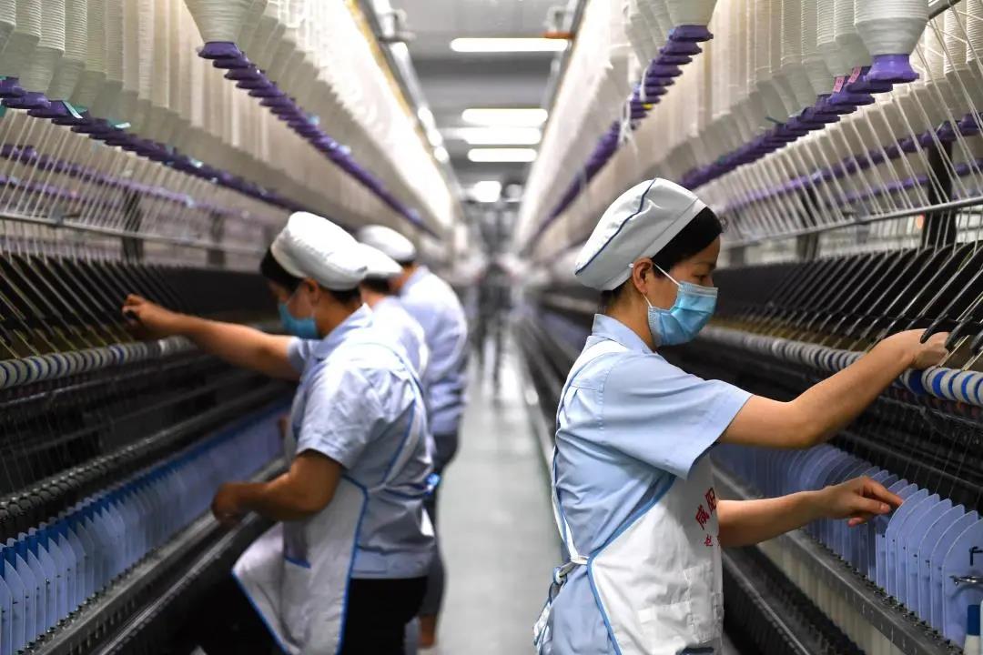 在抗击新冠肺炎疫情过程中，陕西省咸阳纺织集团有限公司一分厂纺织工人坚守在复工复产一线，抢抓工时完成生产任务。（新华社记者张博文 摄）
