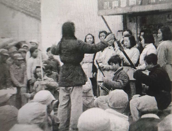 张建珍（前排右三）参加延安青年艺术剧院演出。