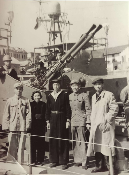 1962年参加首都新闻记者团访问福建参观海军舰艇。