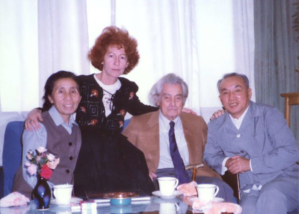 　1980年9月，荷兰纪录片大师伊文思和夫人玛斯琳来华参加《尤里斯·伊文思50年电影回顾》活动，与张建珍、钱筱璋亲切会面。