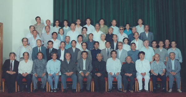 1988年9月5日，为纪念延安电影团成立50周年，王震等国家领导人在人民大会堂接见原电影团成员，并参加了座谈会。第三排右二为张建珍。