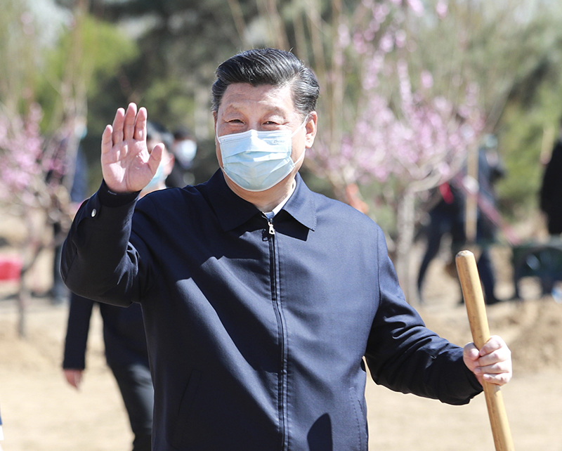 　　▲2020年4月3日，习近平在北京市大兴区旧宫镇参加首都义务植树活动。