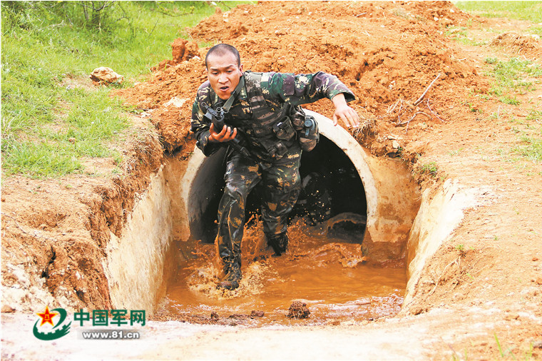 弹药箱3次体力透支遇险，留下12道伤疤，这，就是中国军人！