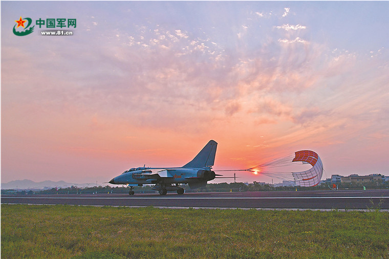 拂晓看东部战区海军航空兵某旅如何精炼“一剑封喉”