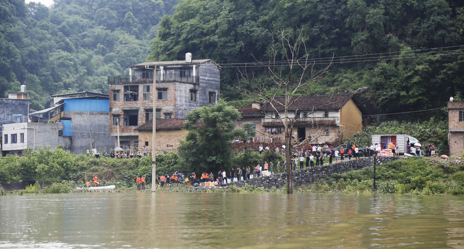 强降雨广西罗城：强降雨致多村庄遭洪水围困 武警官兵持续运送救灾物资