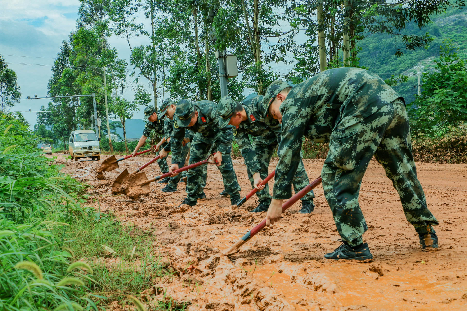 清淤清淤助通行 武警贺州支队在行动