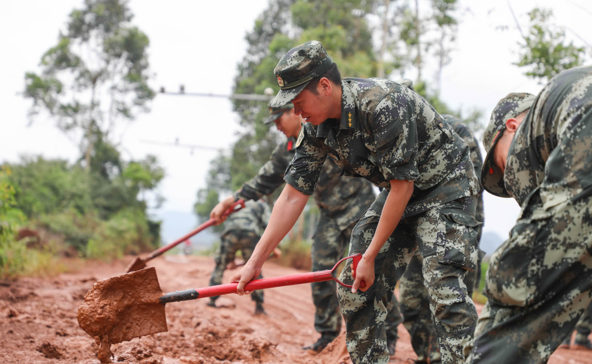 清淤清淤助通行 武警贺州支队在行动