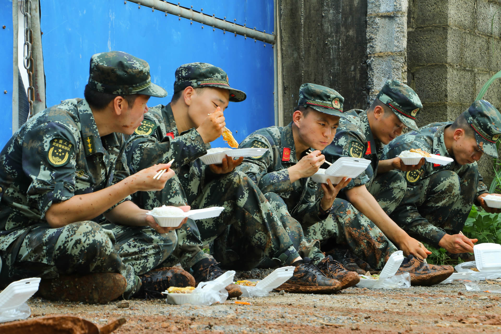 清淤清淤助通行 武警贺州支队在行动