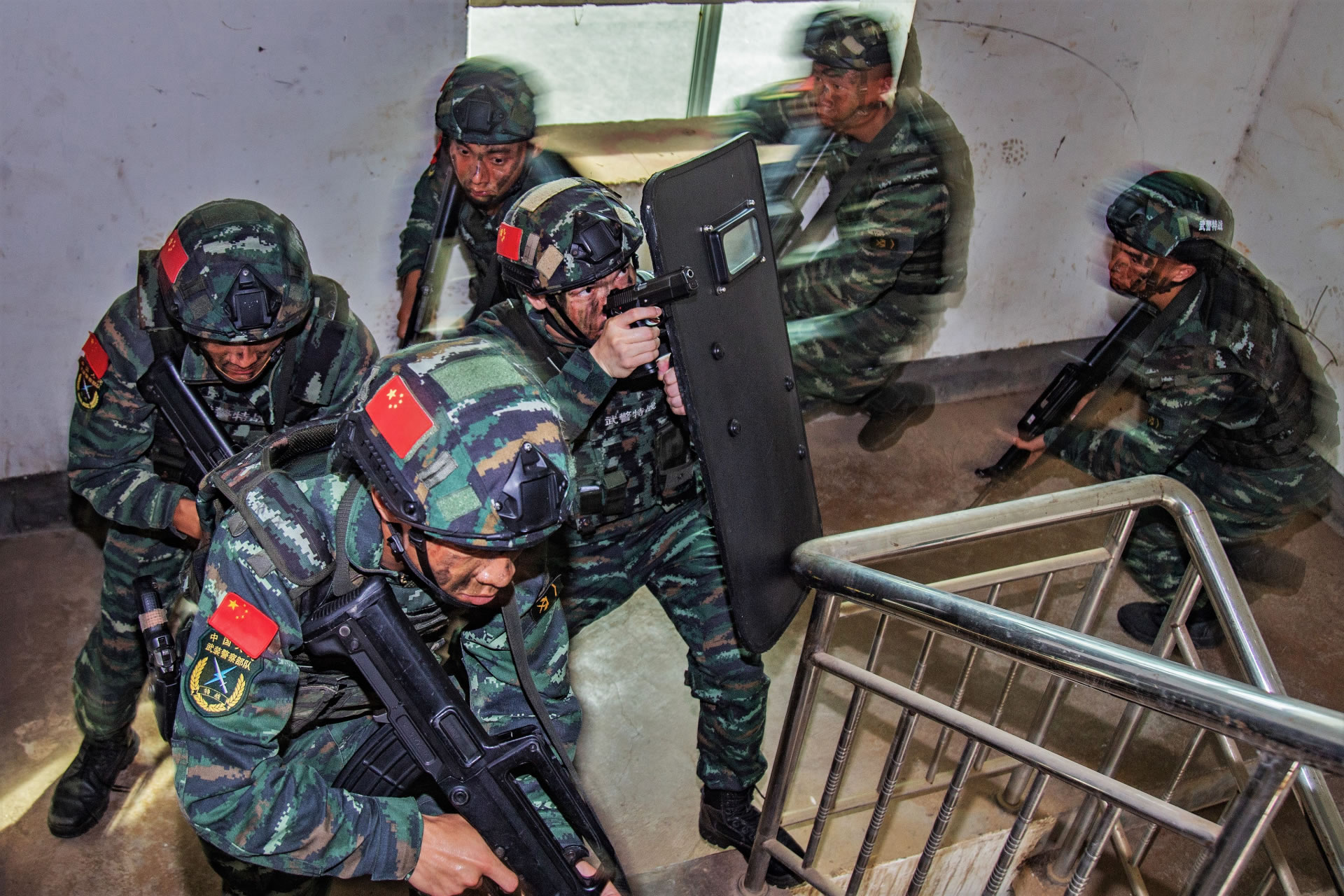 边境袁木轩：边境红城“痴”仗战狼