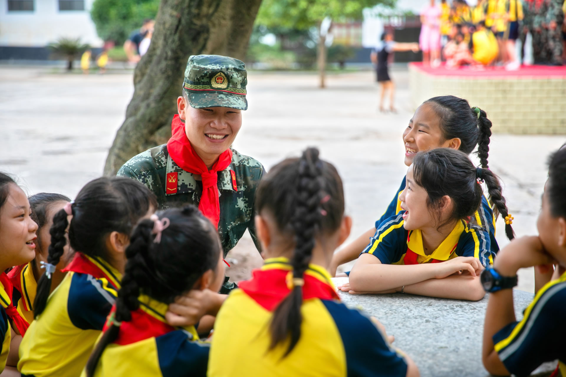 复学复学第一课：我向人民子弟兵敬个礼