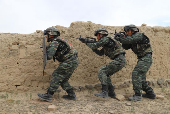 天山盛夏的天山脚下 英雄路上的血性突击