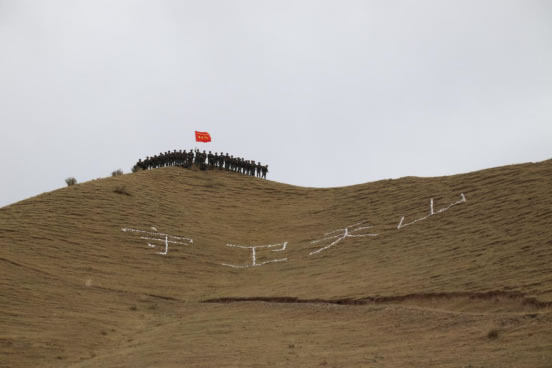 天山盛夏的天山脚下 英雄路上的血性突击