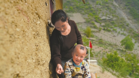 悬崖村悬崖村”90后媳妇：努力供孩子们上大学 让他们自由自在恋爱