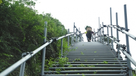 悬崖村悬崖村”90后媳妇：努力供孩子们上大学 让他们自由自在恋爱