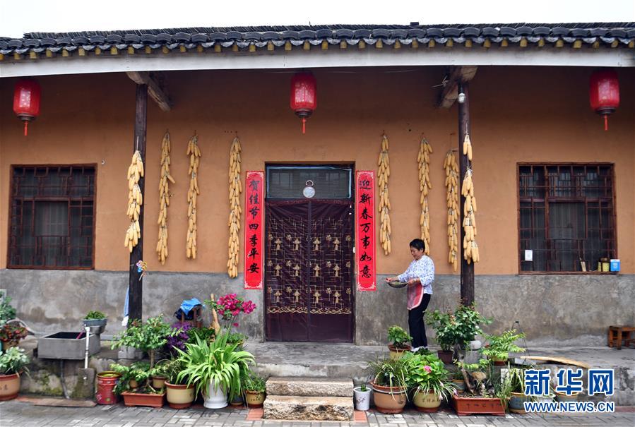 　　在田铺大塆&ldquo;春临农家&rdquo;饭店，许秀青将做好的菜端入房间（6月12日摄）。新华社记者 李嘉南 摄