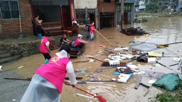 娘子军|在广西抢险抗洪第一线，她们是乘风破浪的“娘子军”