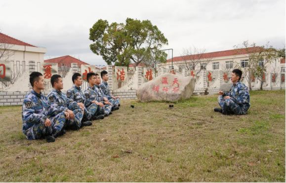 东部战区|浓厚书香满军营：东部战区海军航空兵某旅广泛开展读书学习活动