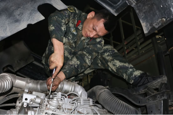 车痴|倔强“车痴”迷车成瘾:修理工陈平军旅人生不忘初心