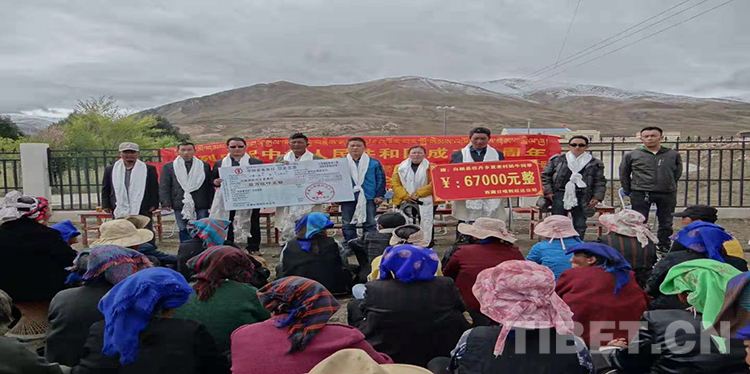 西藏旺达路桥有限公司在白朗县旺丹乡夏麦村捐赠奶牛和饲草 图片由日喀则市工商联提供