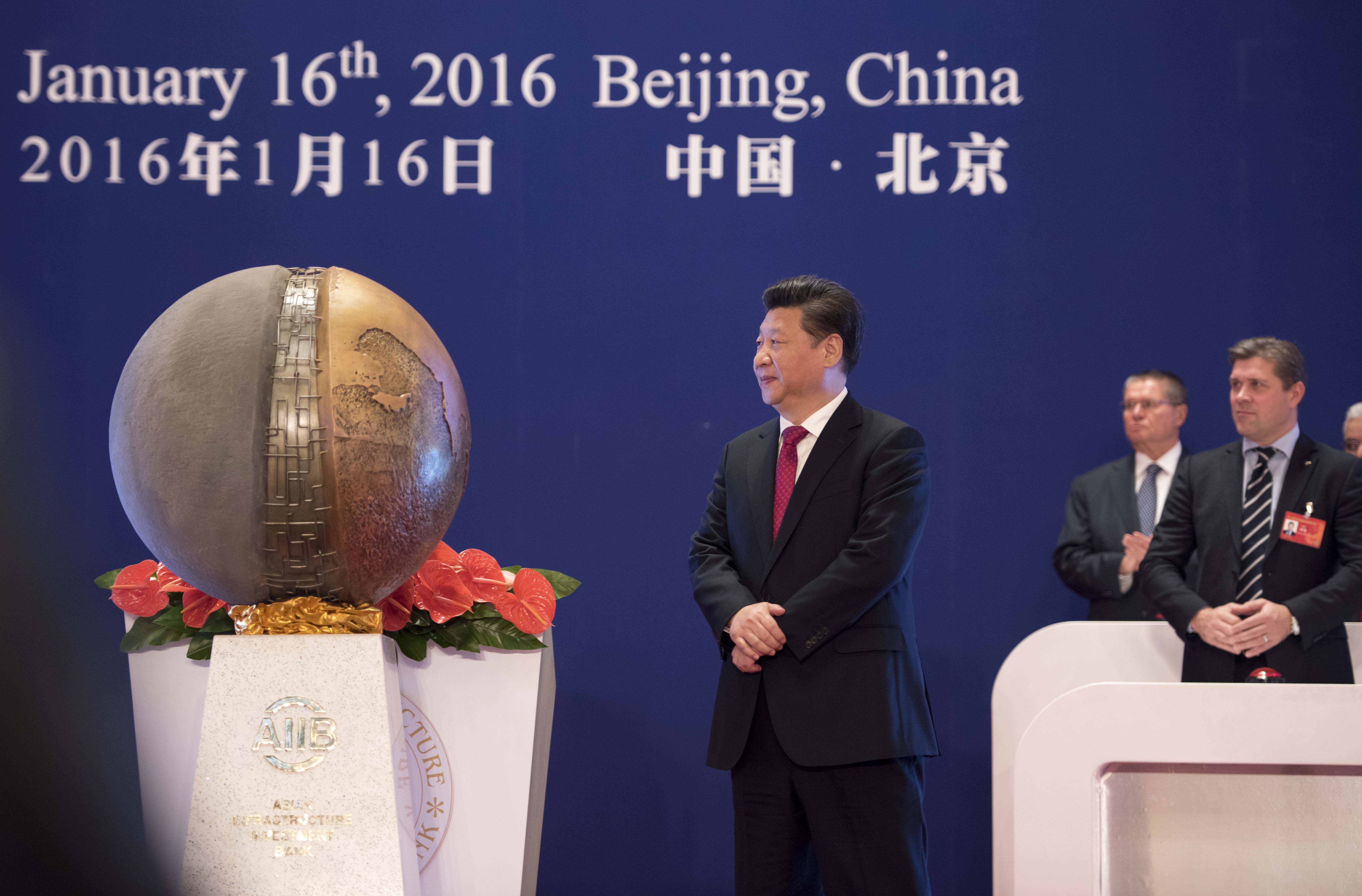 2016年1月16日，亚洲基础设施投资银行开业仪式在北京举行。习近平主席出席开业仪式并致辞。这是习近平为亚投行标志物“点石成金”揭幕。