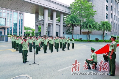 7月1日上午，武警深圳支队举行活动，重温入党誓词。