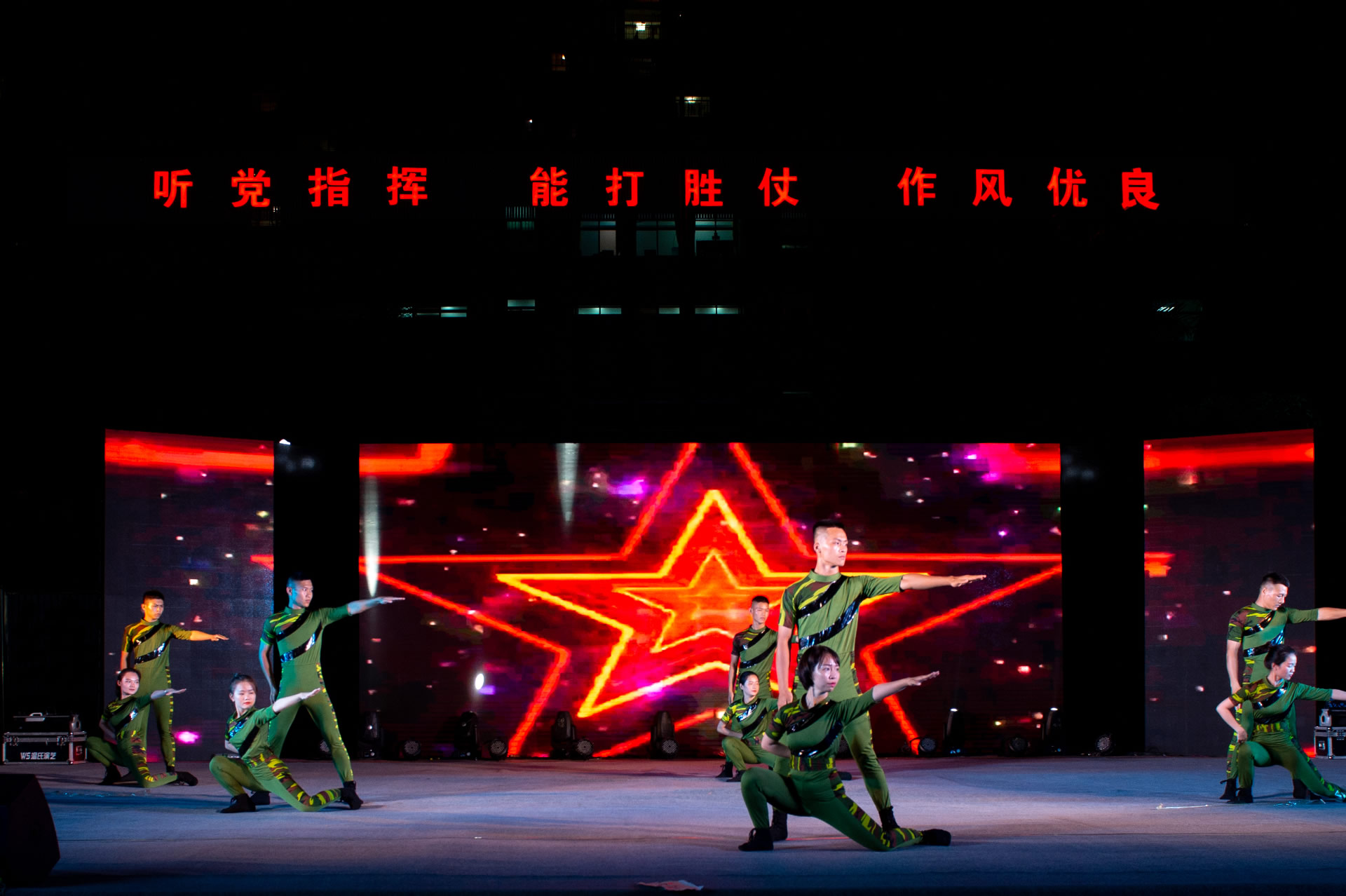 广西贵港|广西贵港：庆“八一”军民联欢晚会进军营