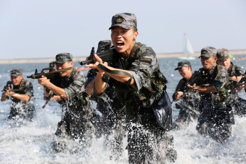 “南京路上好八连”官兵在某海域进行抢滩登陆训练（2015年7月23日摄）。新华社发（张宁峰 摄）