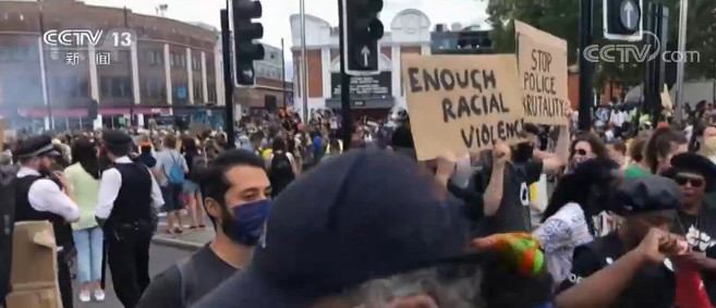 英国伦敦举行反种族歧视和暴力执法抗议活动