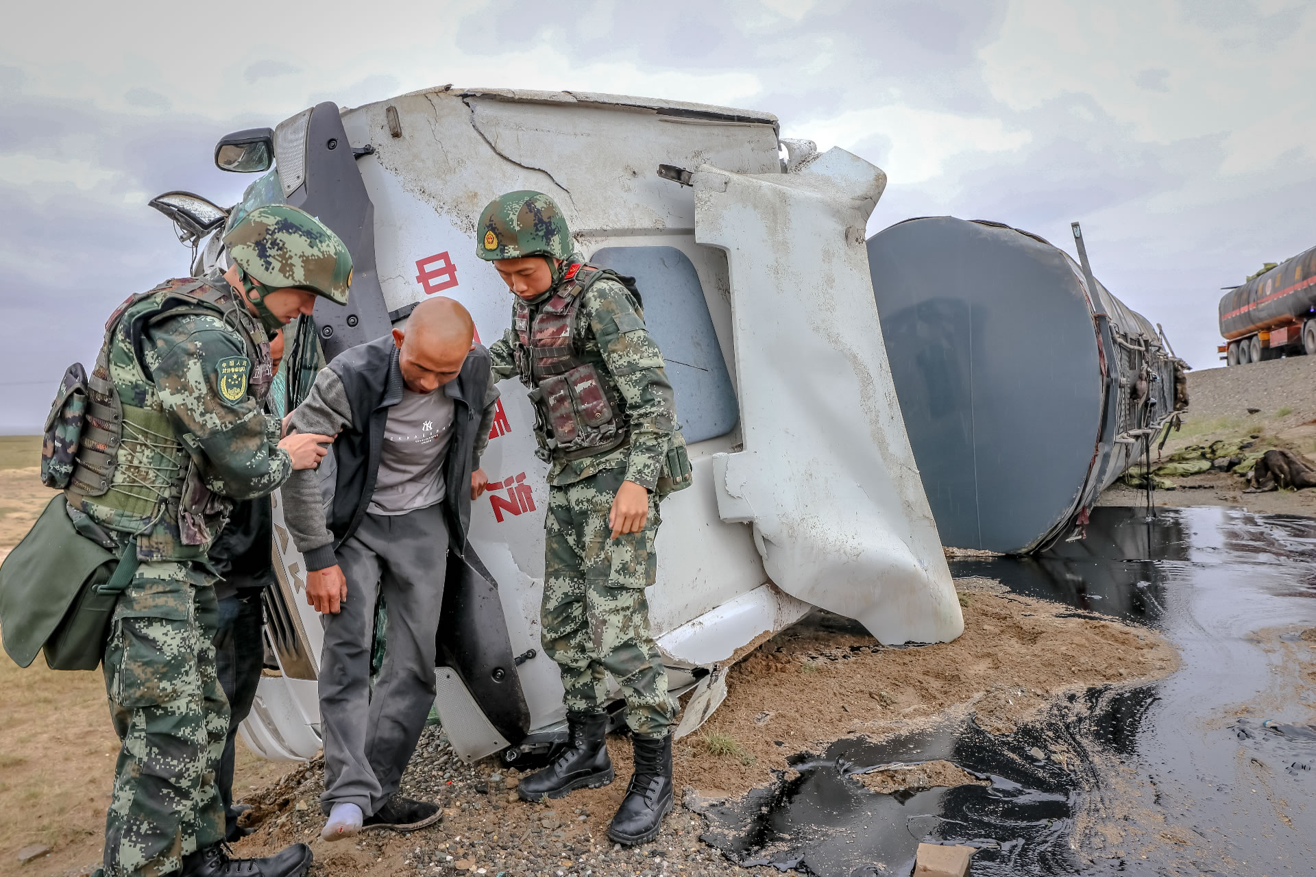 青海武警|青海武警：109国道可可西里无人区不冻泉路段紧急救援受困群众