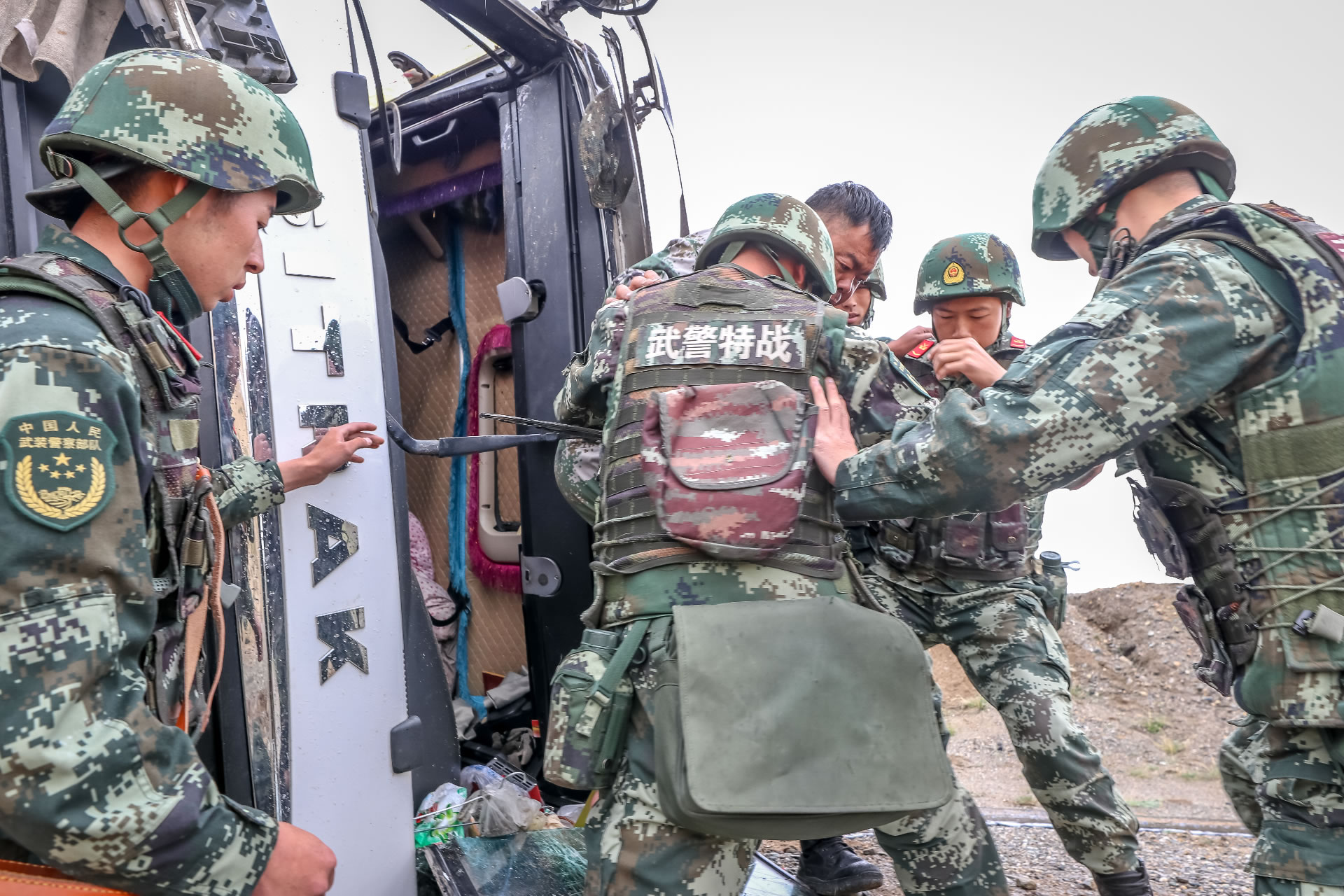 青海武警|青海武警：109国道可可西里无人区不冻泉路段紧急救援受困群众