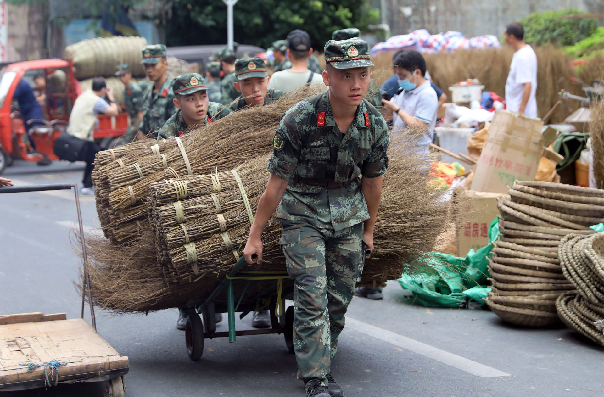 重庆|重庆灾情多点紧急 武警官兵多线救援