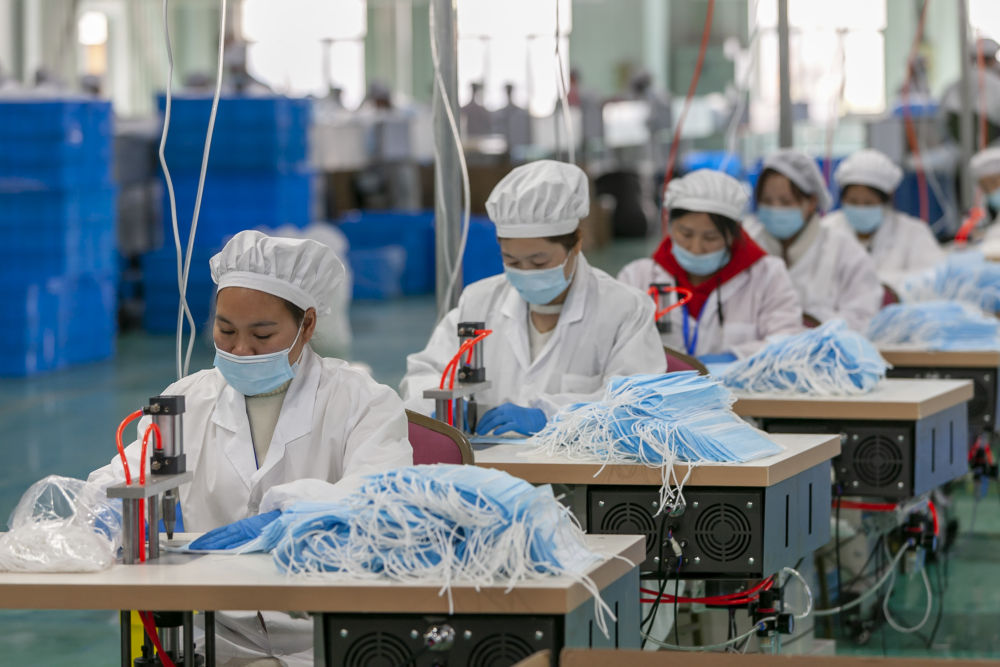 4月8日，在上海浦东的三枪工业城生产车间，工作人员在生产准备出口的口罩。（新华社记者王翔摄）