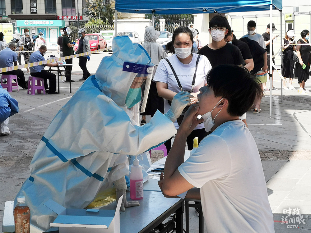社区是中国疫情防控的重要阵地，这是上个月底大连市为社区居民进行核酸检测。
