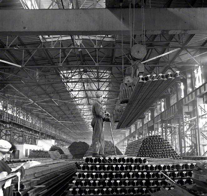 “一五”期间，鞍钢兴建的第一座大型轧钢厂生产能力已迅速超过设计标准。这是这个厂生产的大批钢轨（摄于1957年4月）。　　