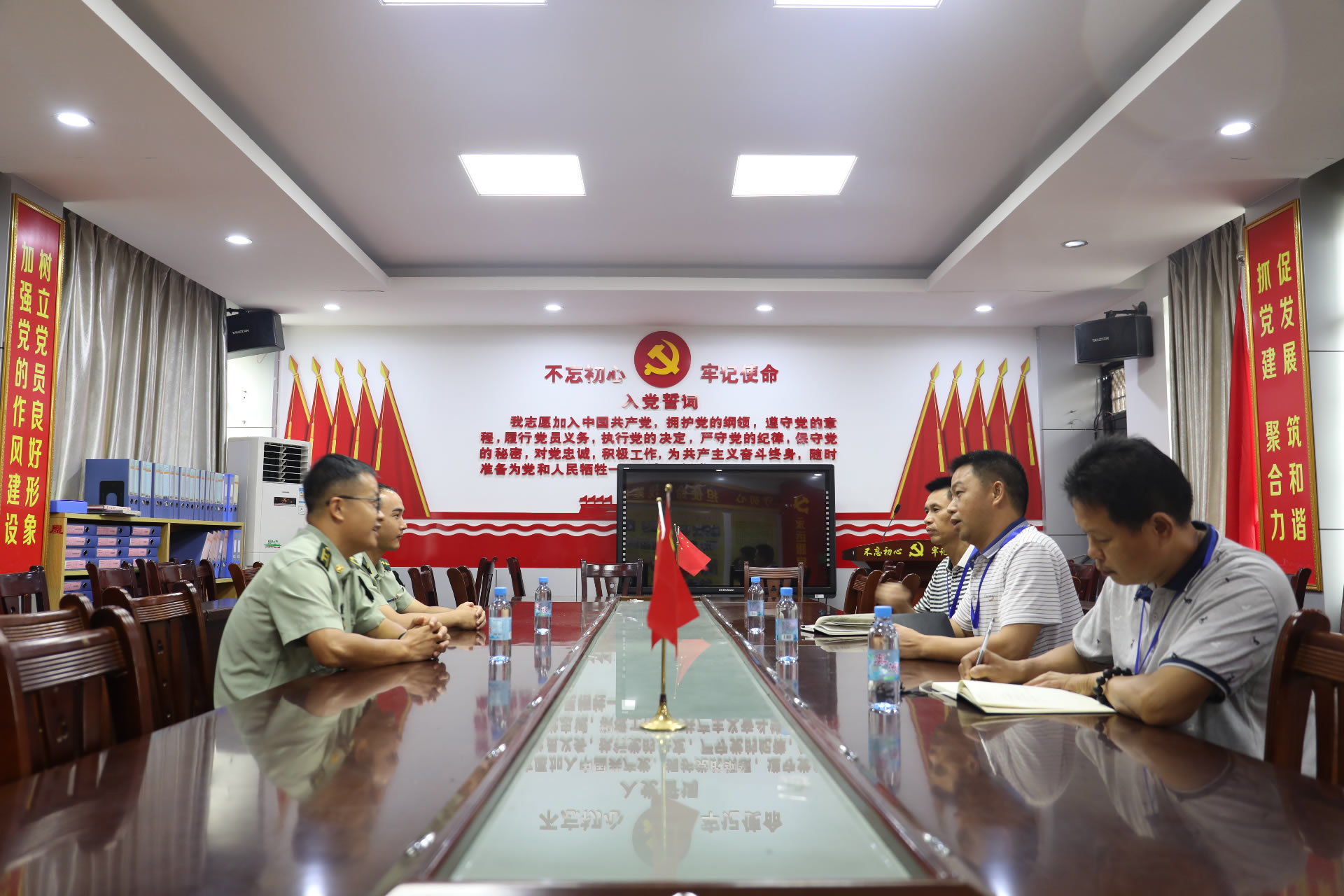 武警|武警广西总队钦州支队：教师节前夕走访慰问驻地共建学校