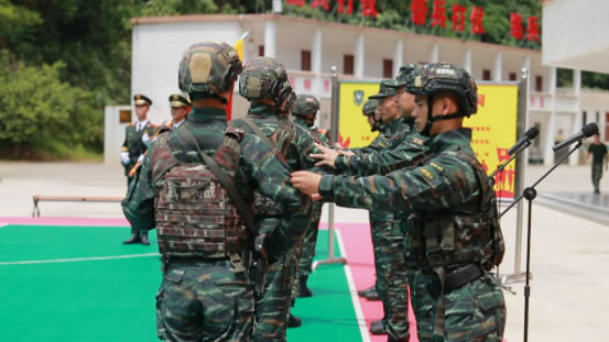 围观|围观！武警韶关支队特战队员“超燃”入队仪式