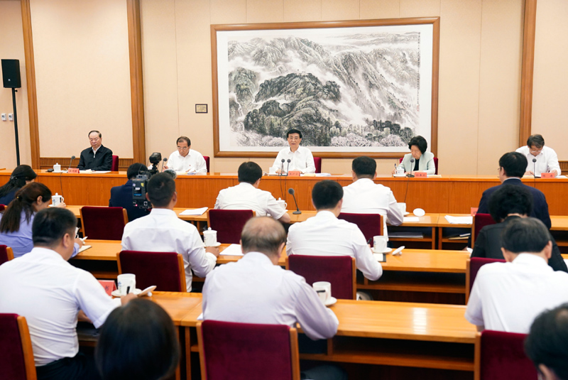 9月15日，疫情防控工作優秀黨員和優秀基層干部座談會在北京召開，中共中央政治局常委、中央書記處書記王滬寧出席會議并講話。