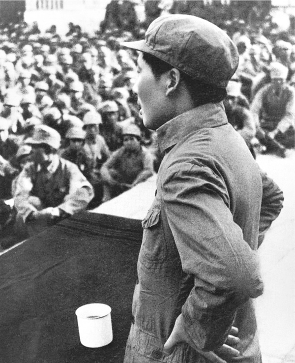 1938年，毛泽东同志在延安中国人民抗日军政大学作《论持久战》报告。