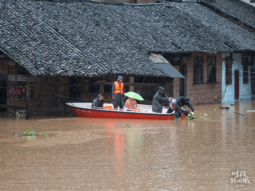 △今年7月初，湖南新邵县遭遇强降雨，抢险救灾组迅速转移受灾群众。