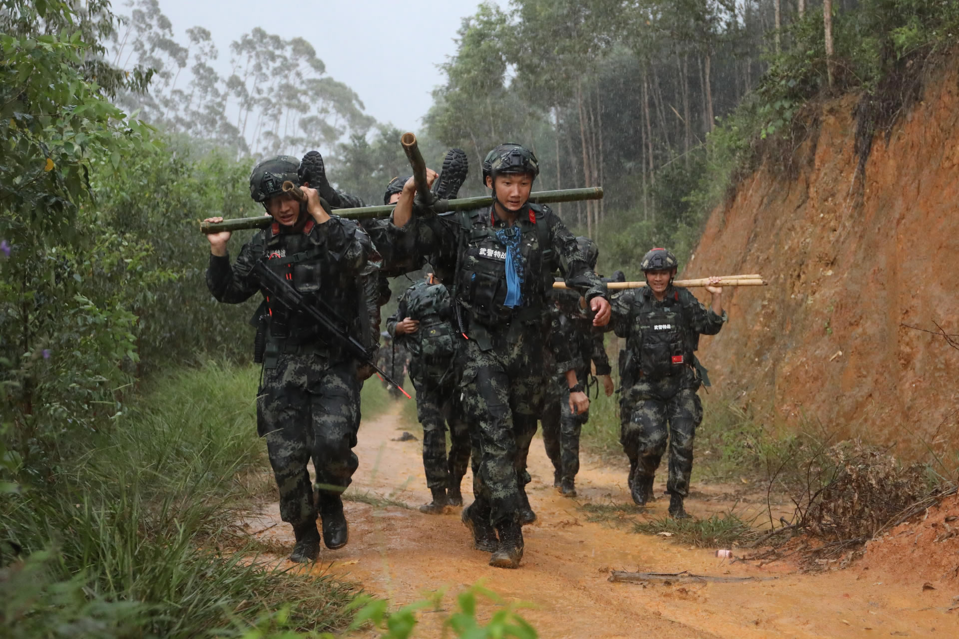 广西贵港|广西贵港：武警官兵野外多科目实弹射击