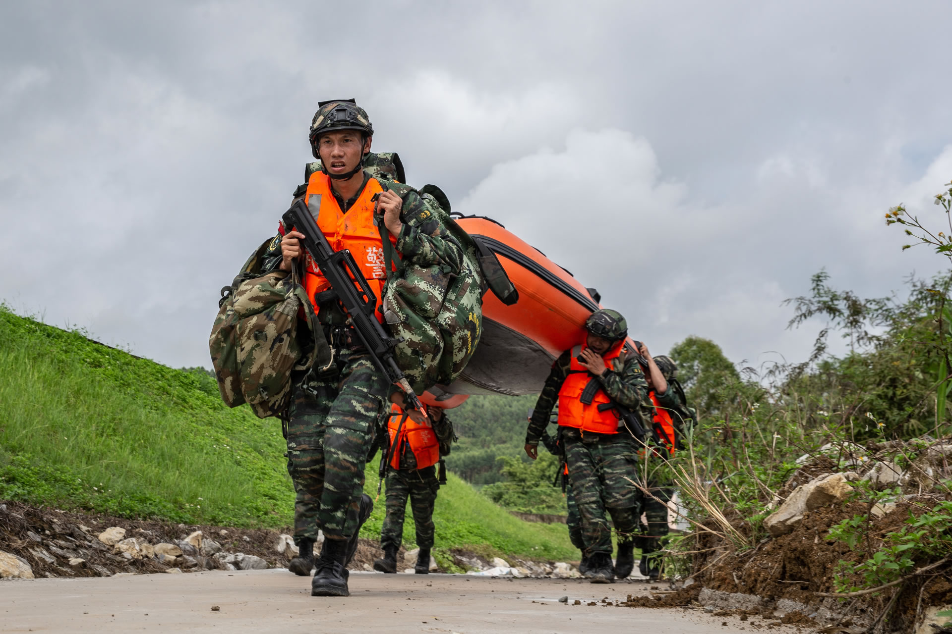 广西武警|广西武警：特战侦察比武锤炼综合实战能力