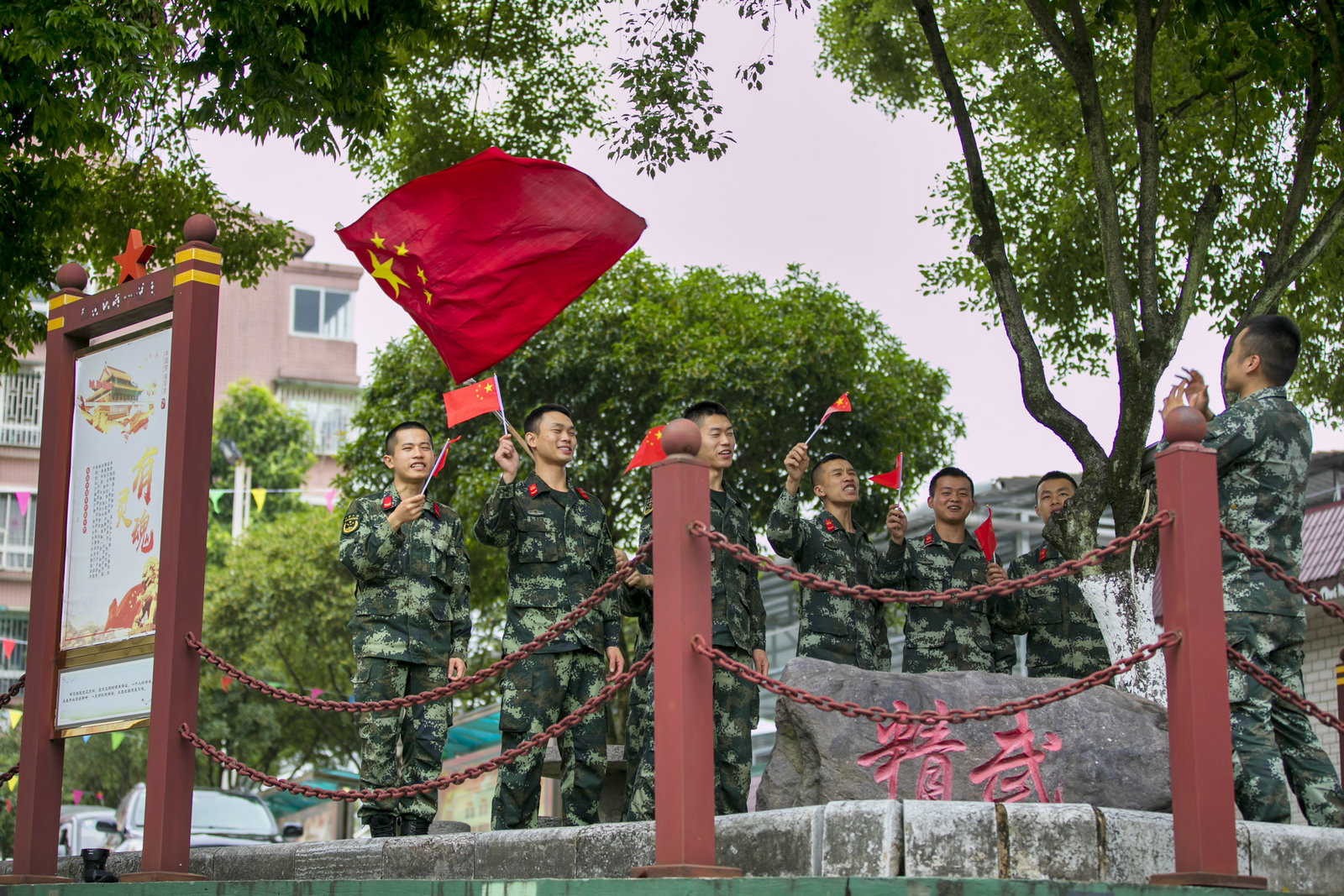 武警官兵|为祖国点赞 为明天祝福：武警官兵多种方式献礼国庆